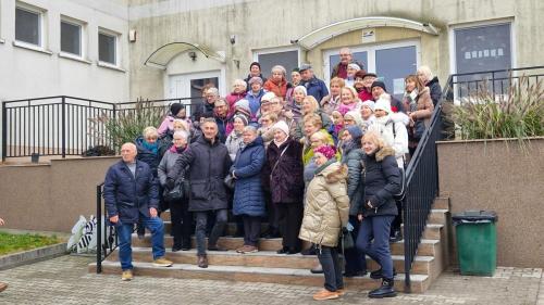 Mochy - przed budynkiem szkoły wspólna fotka