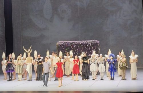 9 Na zakończenie mamy na scenie całą ekipę tancerzy.