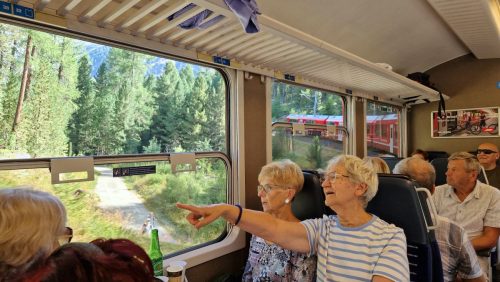 Wyruszyliśmy z Sankt Moritz -nasz czerwony pociąg mknie.