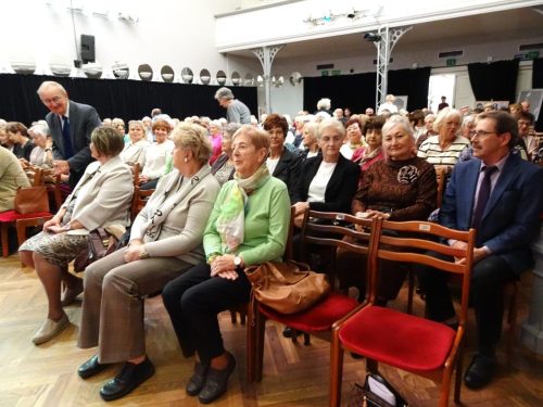 Zaproszeni goście zajmują miejsca