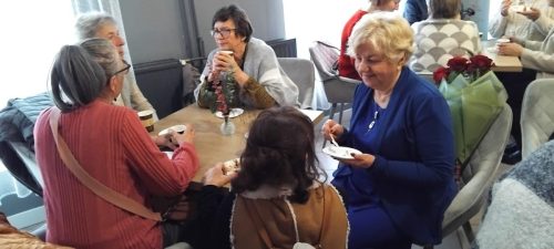   kilka zdjęć z sympatycznych rozmów przy kawie i torciku.