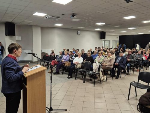 9 słuchacze UTW zgromadzeni w auli liceum.