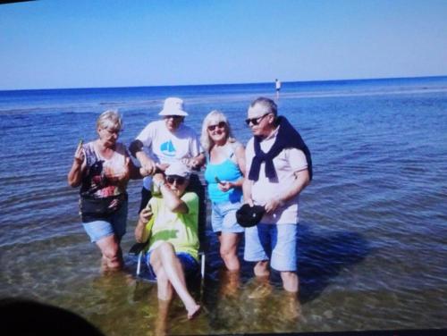 Załoga też czasami musi sprawdzić czy woda w Bałtyku jest zimna i mokra