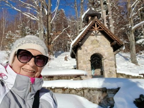 Iwona przy górskiej kapliczce