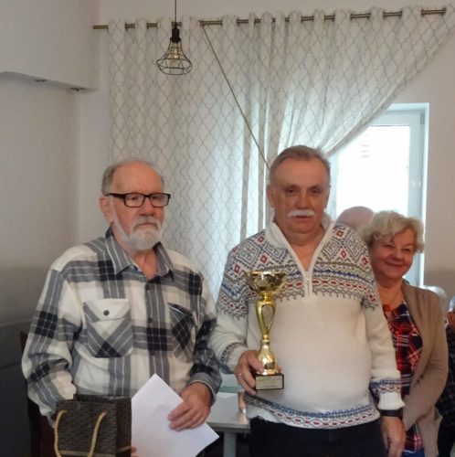 Andrzej Malenta - najlepszy uczestnik warsztatów z pucharem i z organizatorami Marią i Andrzejem Zielony