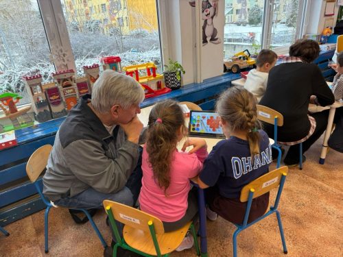 Andrzej z przedszkolakami przy tablecie