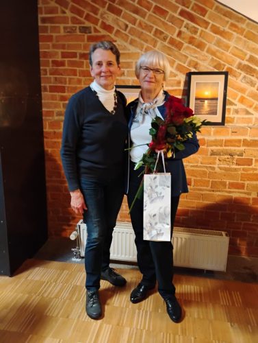 Autorka wystawy Lena Nowakowska z Krysią Zielińską 