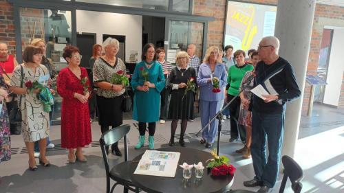 Autorki obrazów z instruktorem Włodzimierzem Pietrzykiem