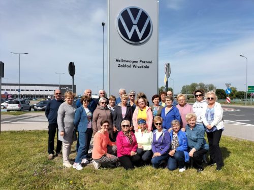 Białężyce - w tle logo fabryki samochodów Volkswagen 