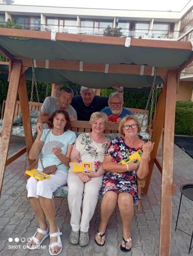 Nasi brydzyści przed hotelem Mercury