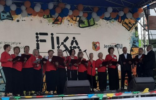 Chór UTW na FIKA w Alei Gwiazd Żużla