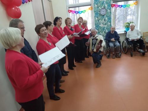 Chór UTW śpiewa i gra dla mieszkańców DPS-u