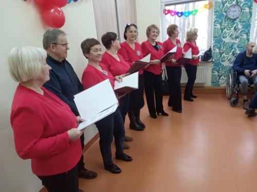 Chór śpiewa walentynkowe przeboje w DPS