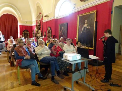 Pani Małgorzata Gniazdowska prowadzi wykład