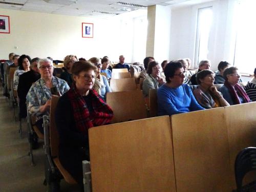 Wszyscy zasłuchani w słowa prowadzącej