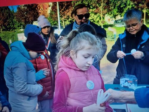 Dzieci otrzymują upominki