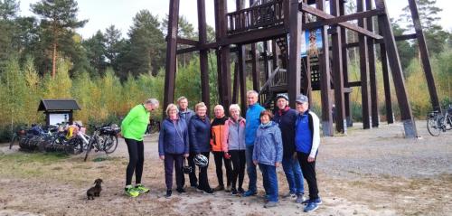 Ekipa u podnóży wieży Joanna