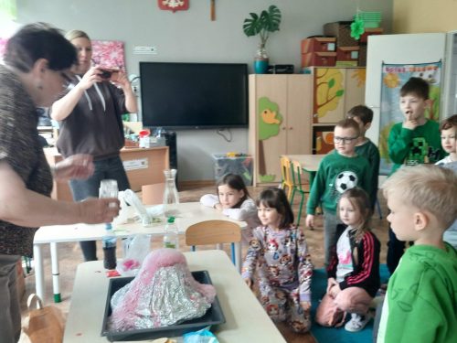 Erupcja wulkanu na przedszkolnym stoliku