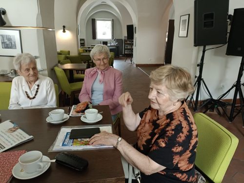 Ewa omawia już wykonaną pracę