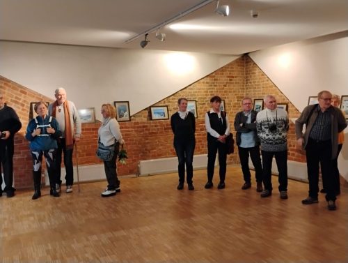 Goście na tle prac Leny 