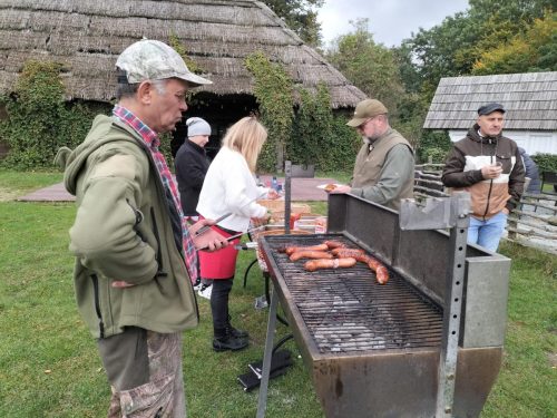 Gospodarze obiektu przygotowali dla nas bigos i grillowane kiełbaski