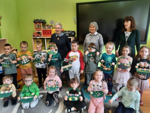 Grupa Rybek z Anią, Wandą i Bożeną z dumą prezentują swoje prace