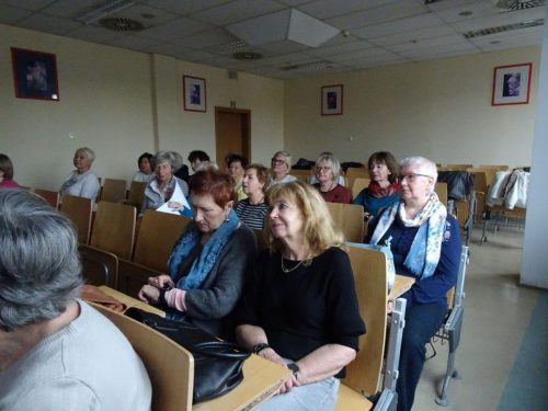 Grupa słuchaczy zainteresowana historią Jana Jonstona