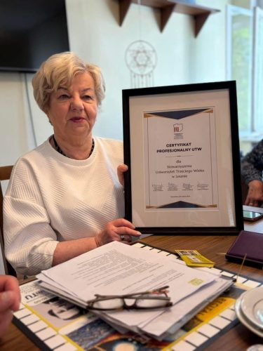 Prezes Maria Zielony prezentuje certyfikat