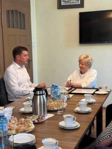 Maria Zielony zapoznaje prezydenta z warunkami uzyskania certyfikatu