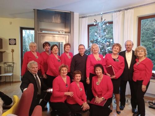 chór UTW śpiewa kolędy w DS