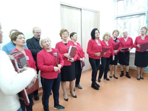 chór UTW śpiewa kolędy w DPS