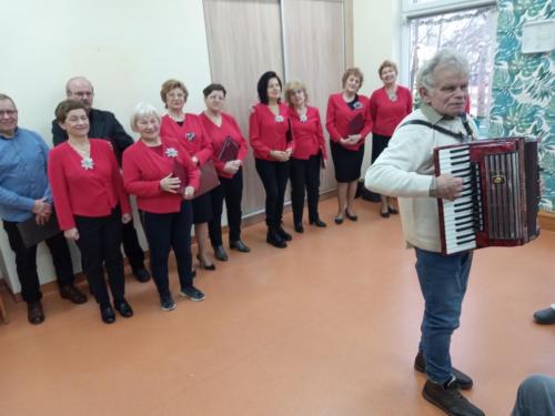 chór UTW śpiewa kolędy w DPS