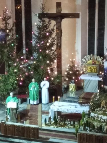 chór UTW śpiewa kolędy w kościele