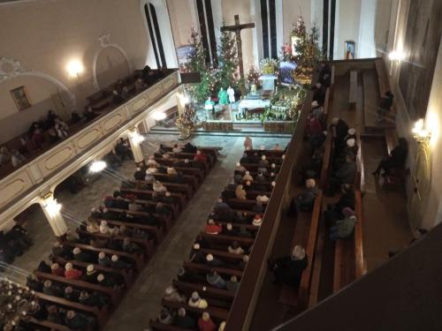 chór UTW śpiewa kolędy w kościele