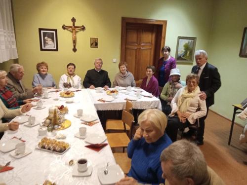 chór UTW na spotkaniu z proboszczem Ks. Władysławem Marzęckim