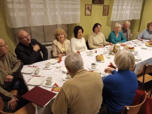 chór UTW na spotkaniu z proboszczem Ks. Władysławem Marzęckim