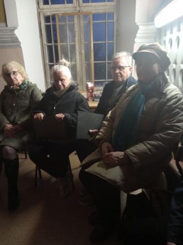 Uczestnicy Chóru w oczekiwaniu na wstęp w kościele