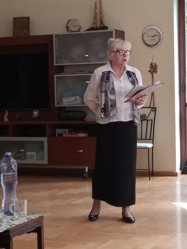 Czytanie wierszy seniorom z domu opieki