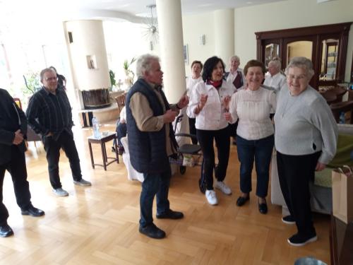 Spotkanie uczestników chóru z seniorami w Domu Opieki na Żniwnej w Lesznie