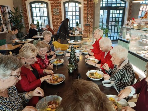 rozmowy przy pysznym daniu