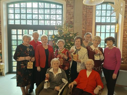 wspólne zdjęcie pod choinką