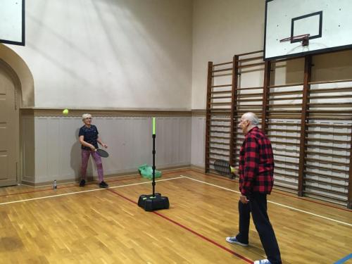 Speed-ball – dyscyplina sportowa, w której wykorzystywana jest rakieta i piłka na uwięzi. Rywalizują ze sobą dwaj zawodnicy