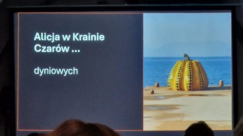 Instalacja Kusamy w przestrzeni publicznej