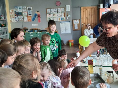 Jajka miękkie jak piłeczki – rezultat działania kwasu na skorupkę