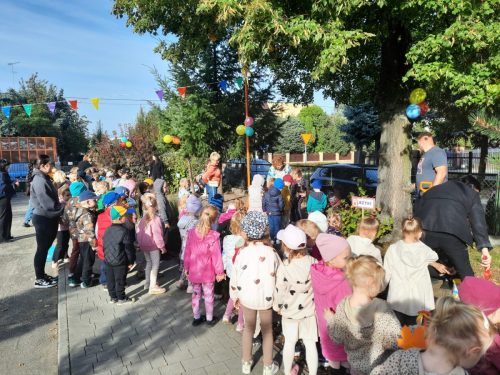 Każdy przedszkolak dostał cebulkę kwiatową do posadzenia