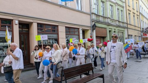  Kolejni słuchacze UTW maszerują ul. Słowiańską