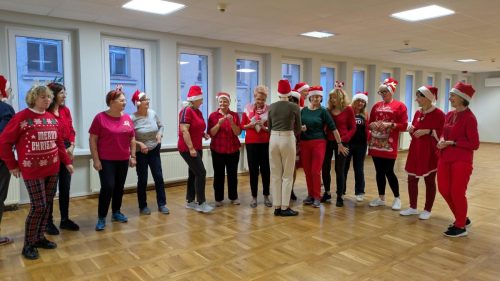 Instruktorka Roksana wystąpiła w roli Mikołaja, częstując wszystkich słodyczami