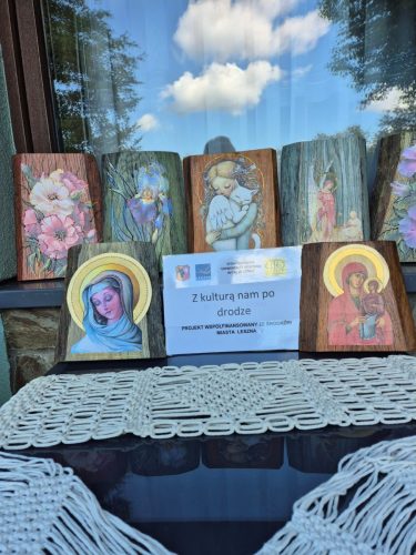 Makramowe bieżniki - w tle obrazy na desce