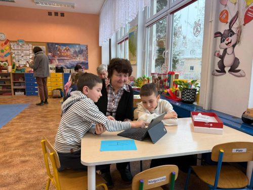 Małgosia w pracy z chłopcami