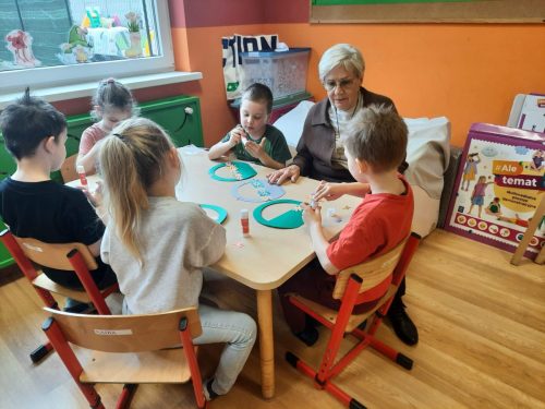 Mali artyści pod czujnym okiem Teresy